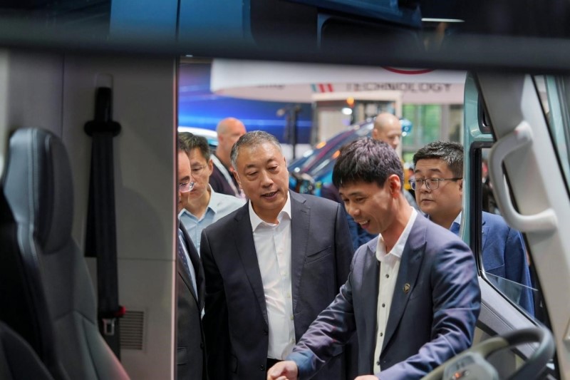 Delegation reviewing Foton new-energy commercial vehicles