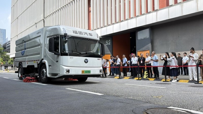 Lingyun low-entry street sweeper gives a live working demonstration at the Guangzhou exhibition