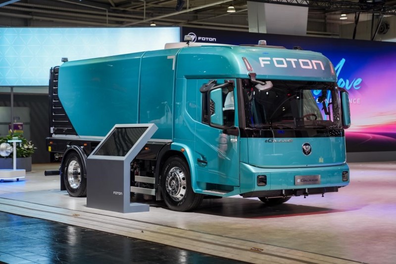 Guests review the Foton Brock Lingyun new-energy sanitation product series
