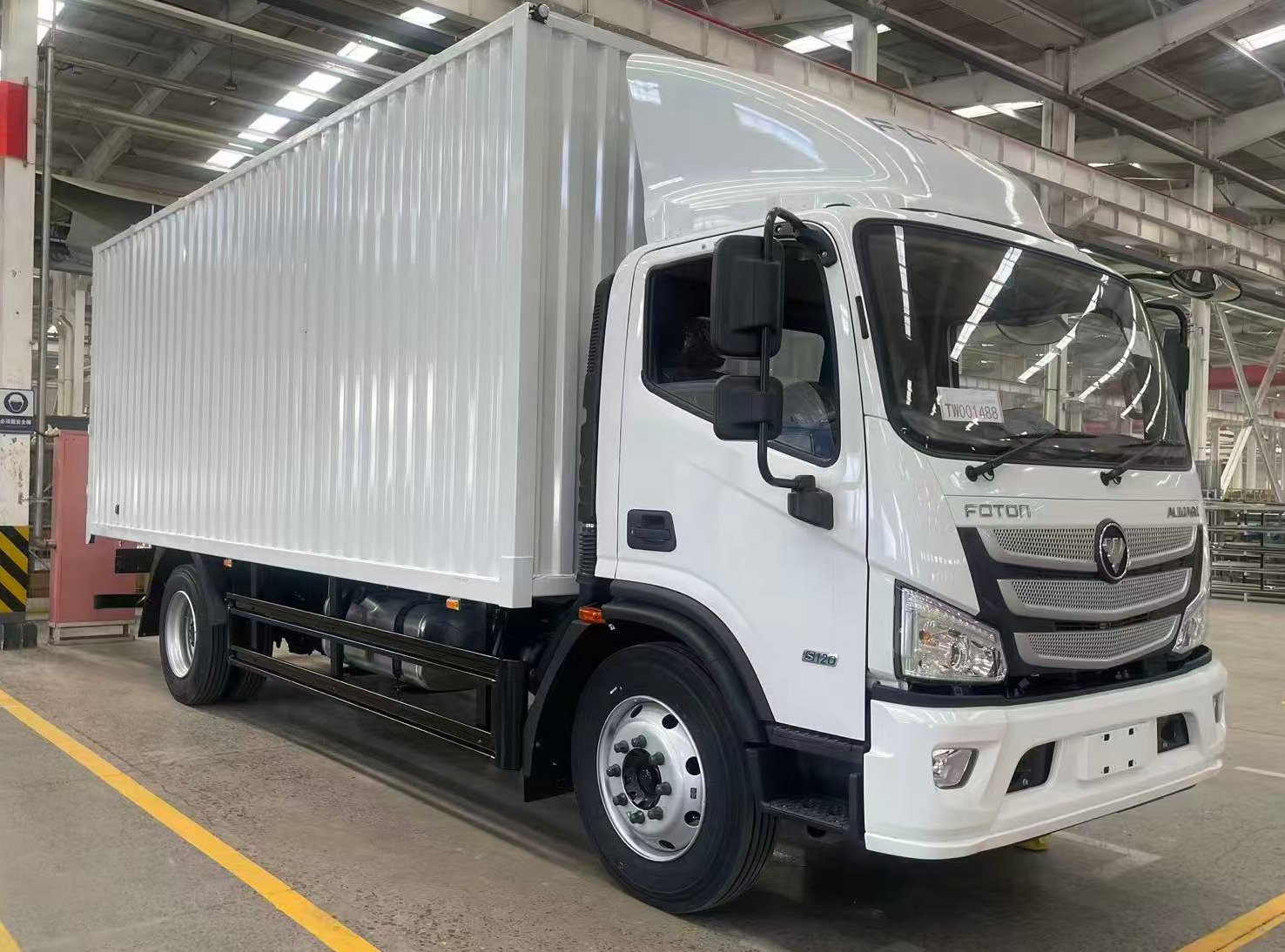 Foton Aumark S 6T RHD Single-Cab Diesel Box Truck, 5MT, China III, RHD